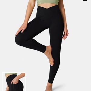 Halara Crossover Black Athletic Leggings NWT size Medium  ❌❌SOLD
